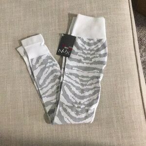 NUX Gray and White Patterned Leggings NWT